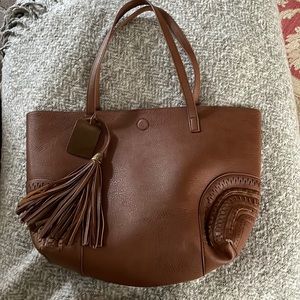 Madison West Shoulder Handbag
Bag-In-Bag Vegan Leather Tan Tote
Bag never used